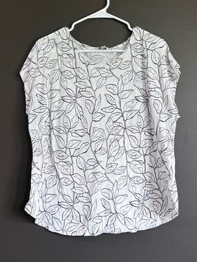Women's Orvis White Leaf-Print Short Sleeve Top